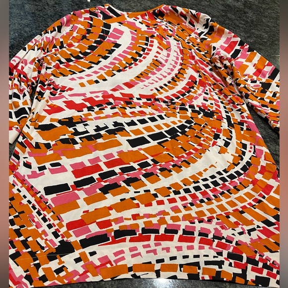 💗🧡 Beautiful like new Dennis Basso size M tunic top. Cool colors and detail! - Picture 3 of 5